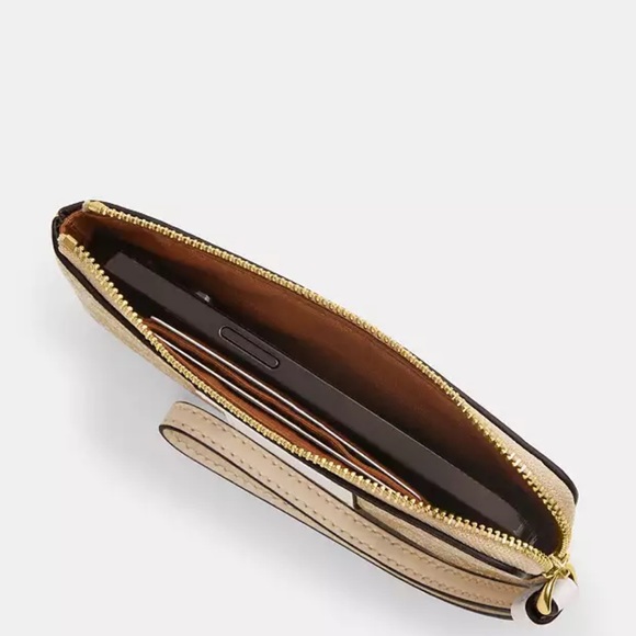 ‼️Still in a original package ‼️ Coach Corner Zip Wristlet With Heart Print - Picture 3 of 5